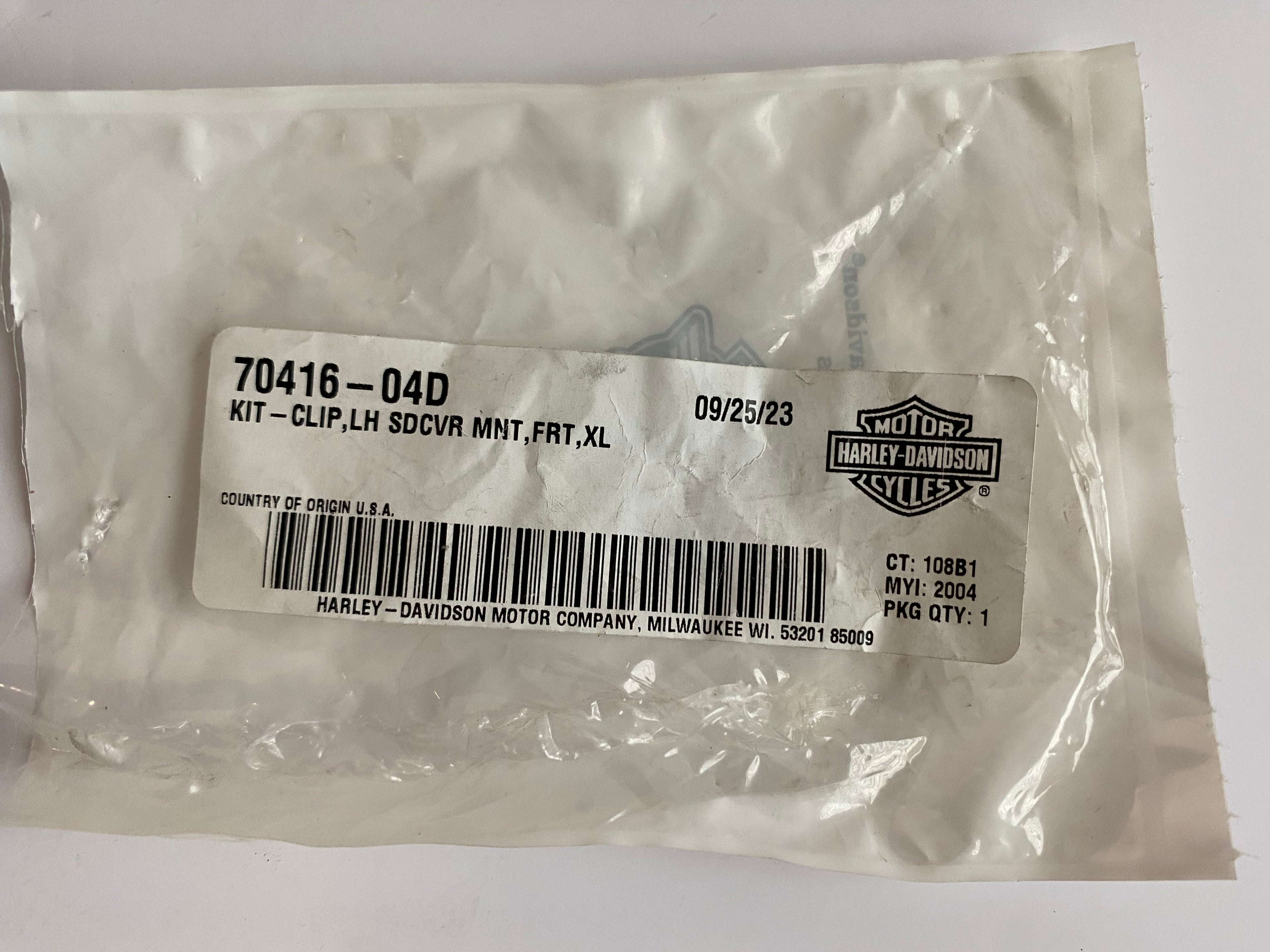 Kit de fixation avant pour cache batterie Sportster Harley Davidson REF OEM 70416-04D