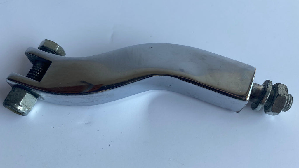 Support de cale pied passager droit Dyna Harley Davidson REF OEM 49165-90