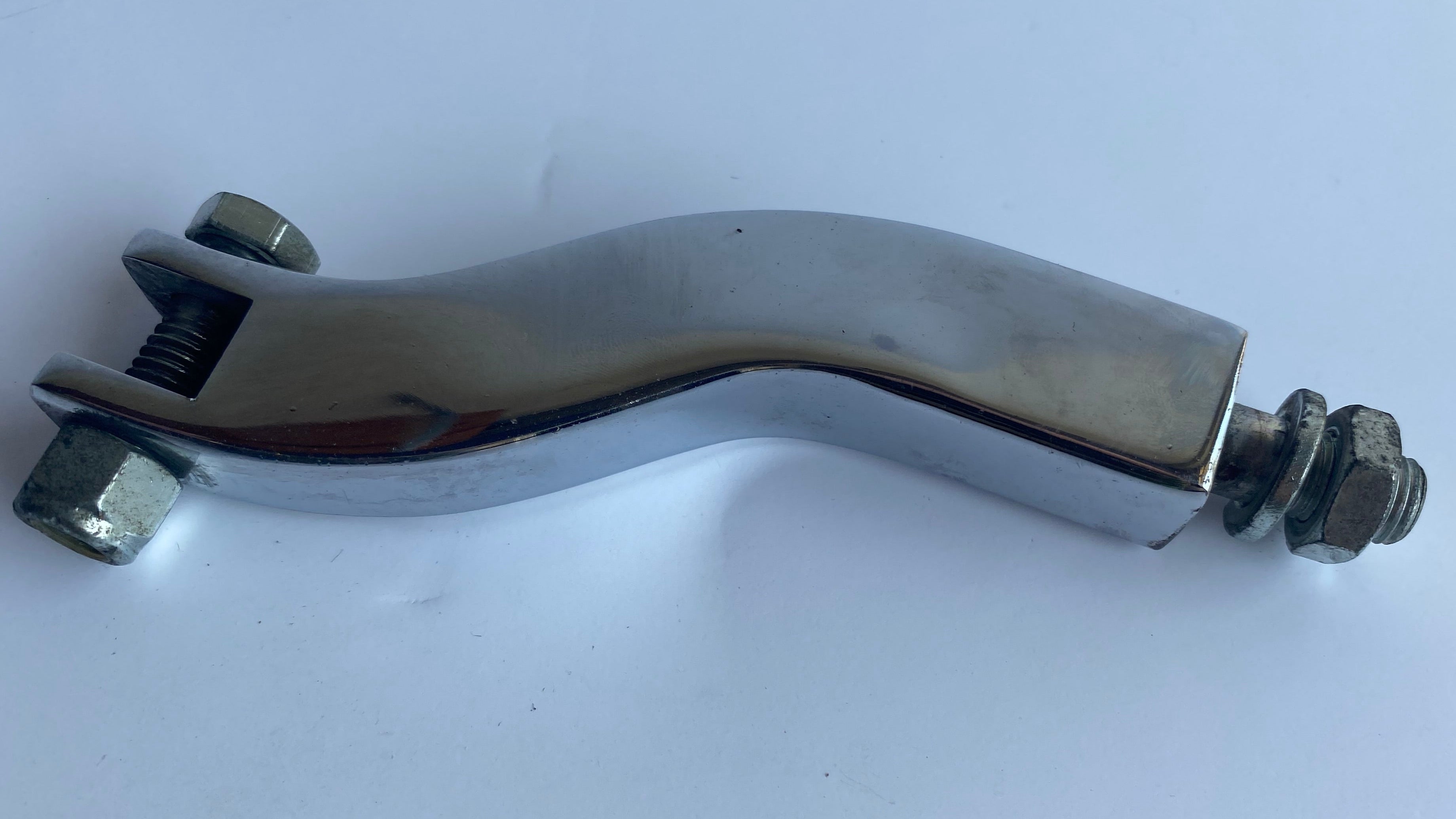 Support de cale pied passager droit Dyna Harley Davidson REF OEM 49165-90