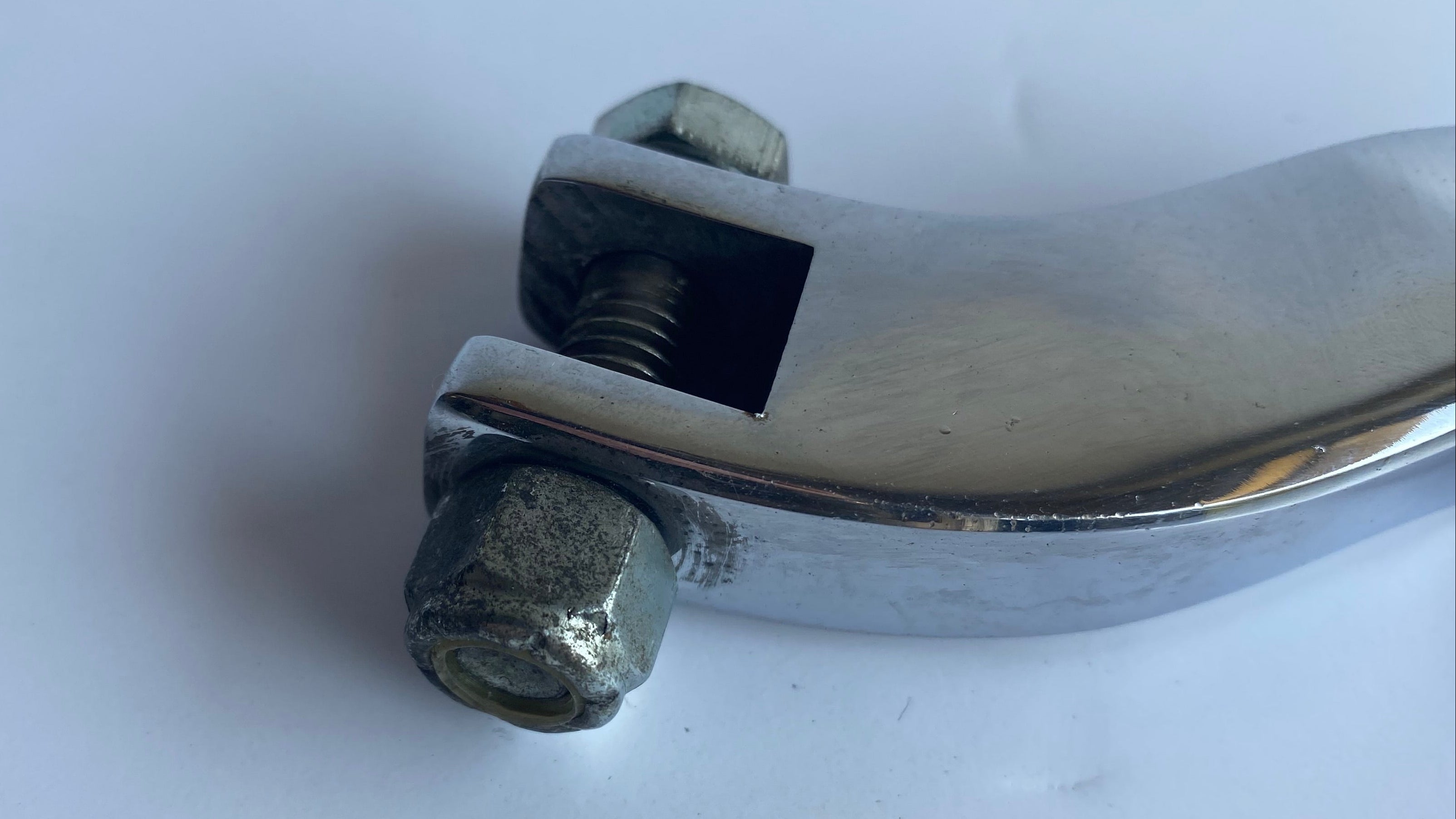 Support de cale pied passager droit Dyna Harley Davidson REF OEM 49165-90