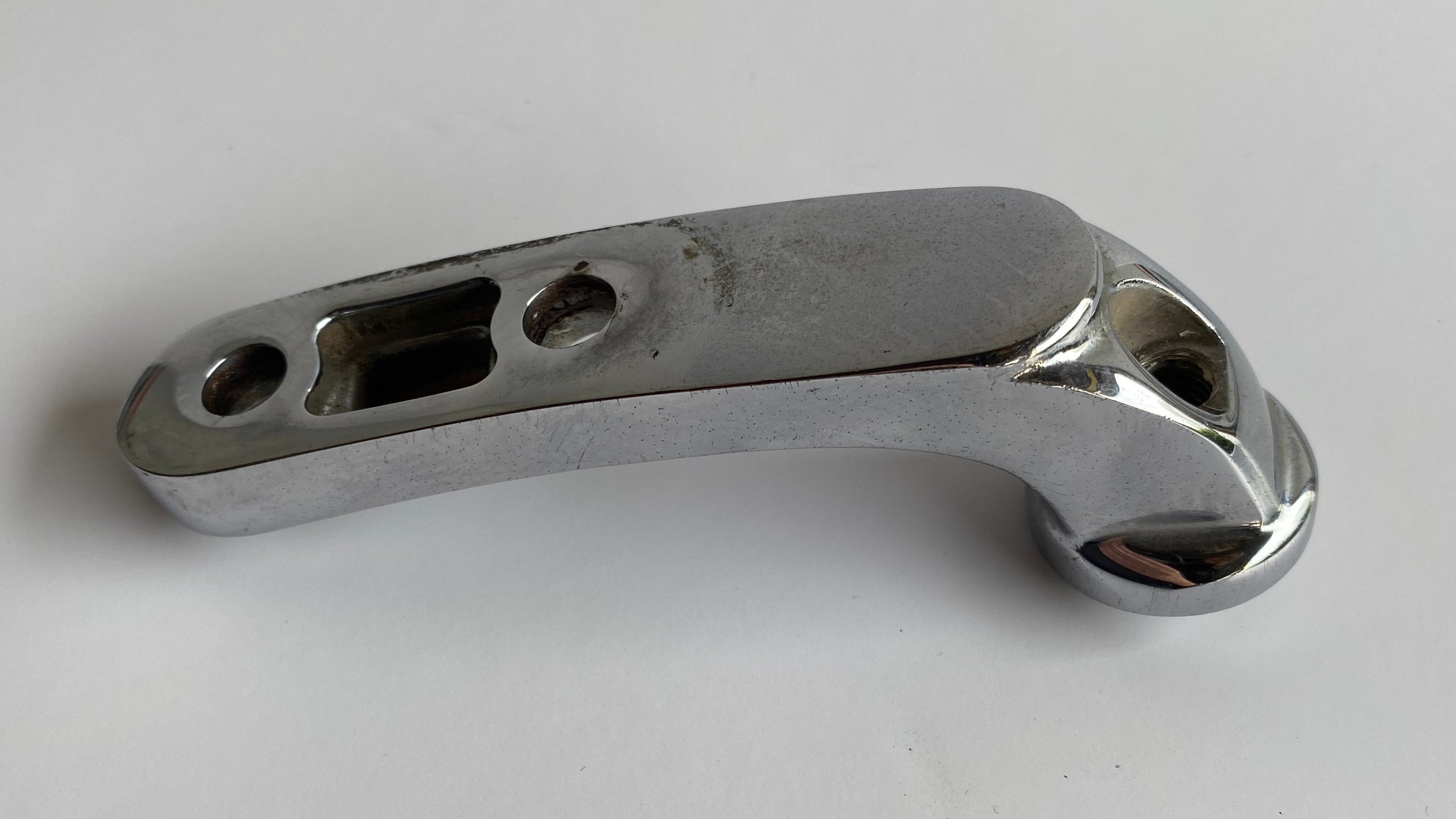 Right hand bracket for advanced controls Dyna Harley Davison REF OEM: 33697-03A