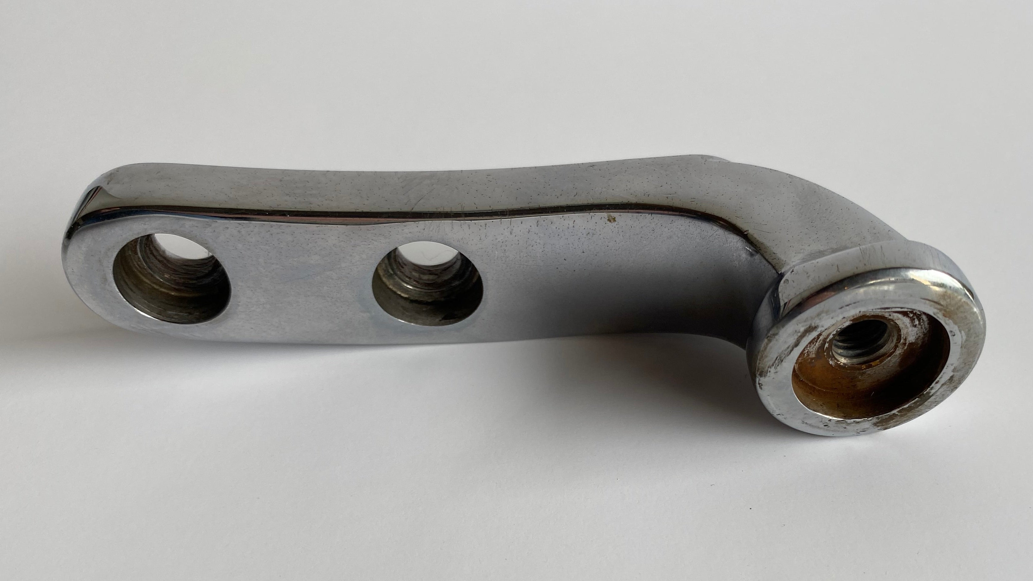 Right hand bracket for advanced controls Dyna Harley Davison REF OEM: 33697-03A