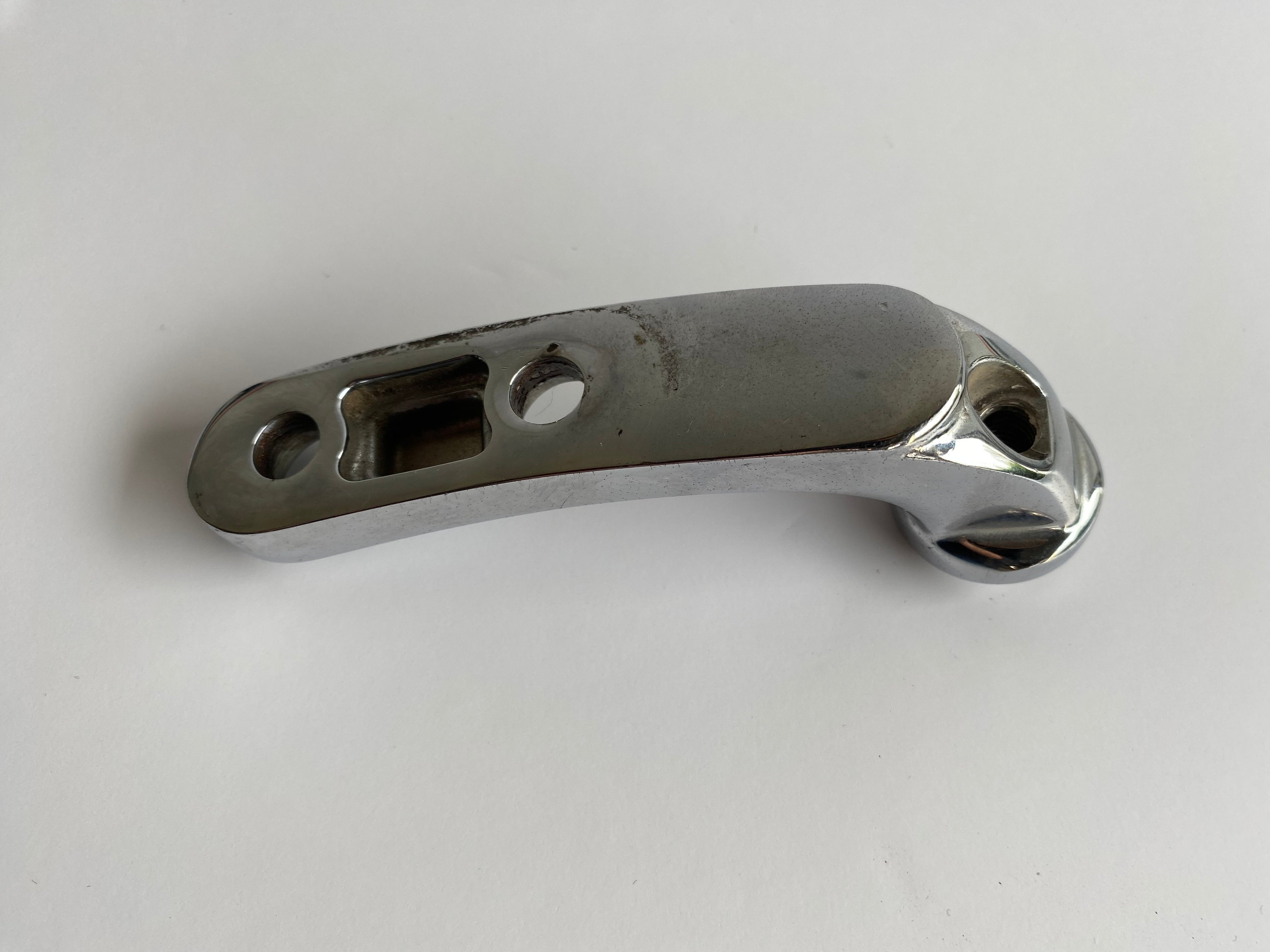 Right hand bracket for advanced controls Dyna Harley Davison REF OEM: 33697-03A