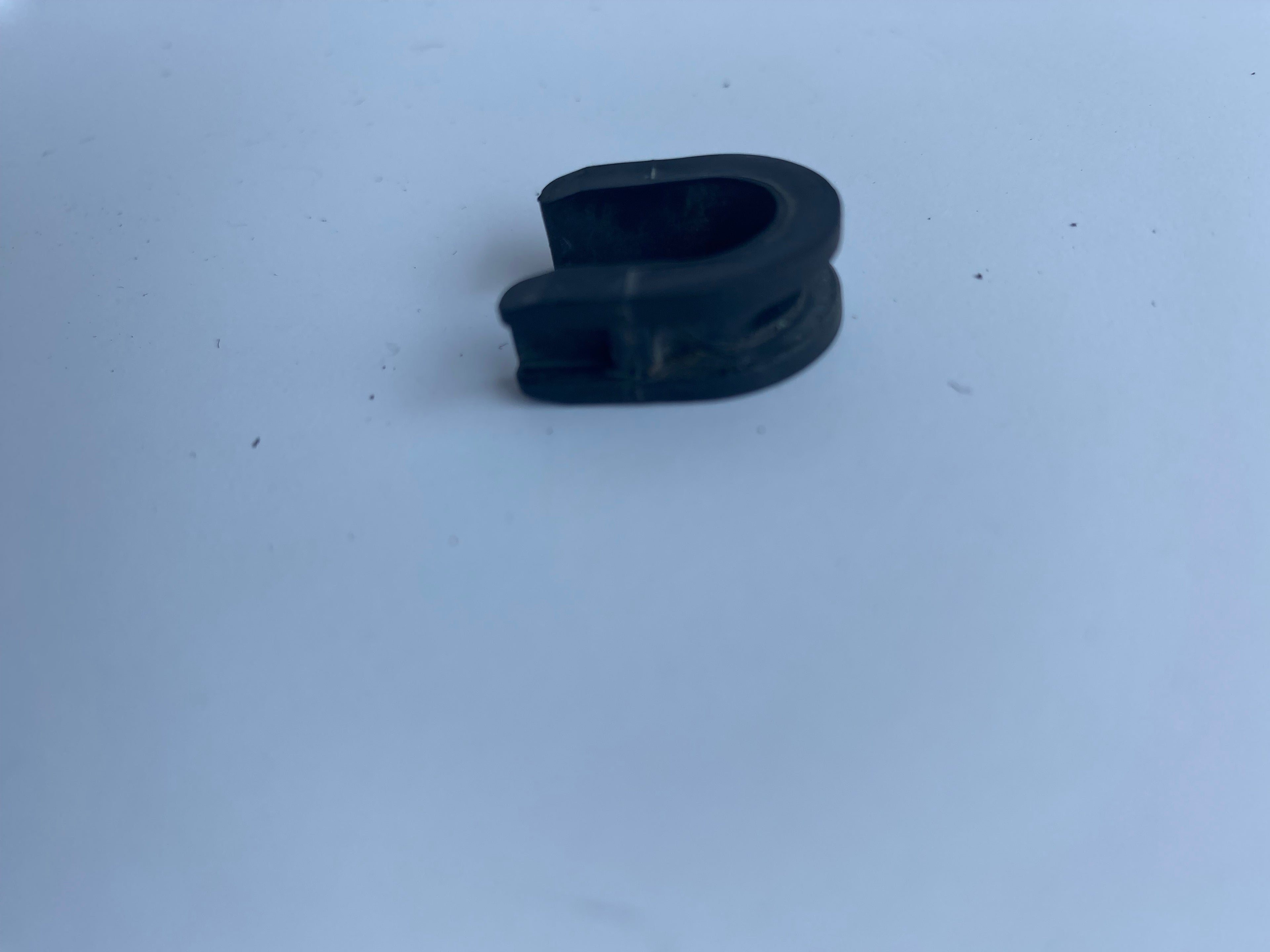 caoutchouc attache support de  batterie Dyna Harley Davidson REF OEM 90977-97