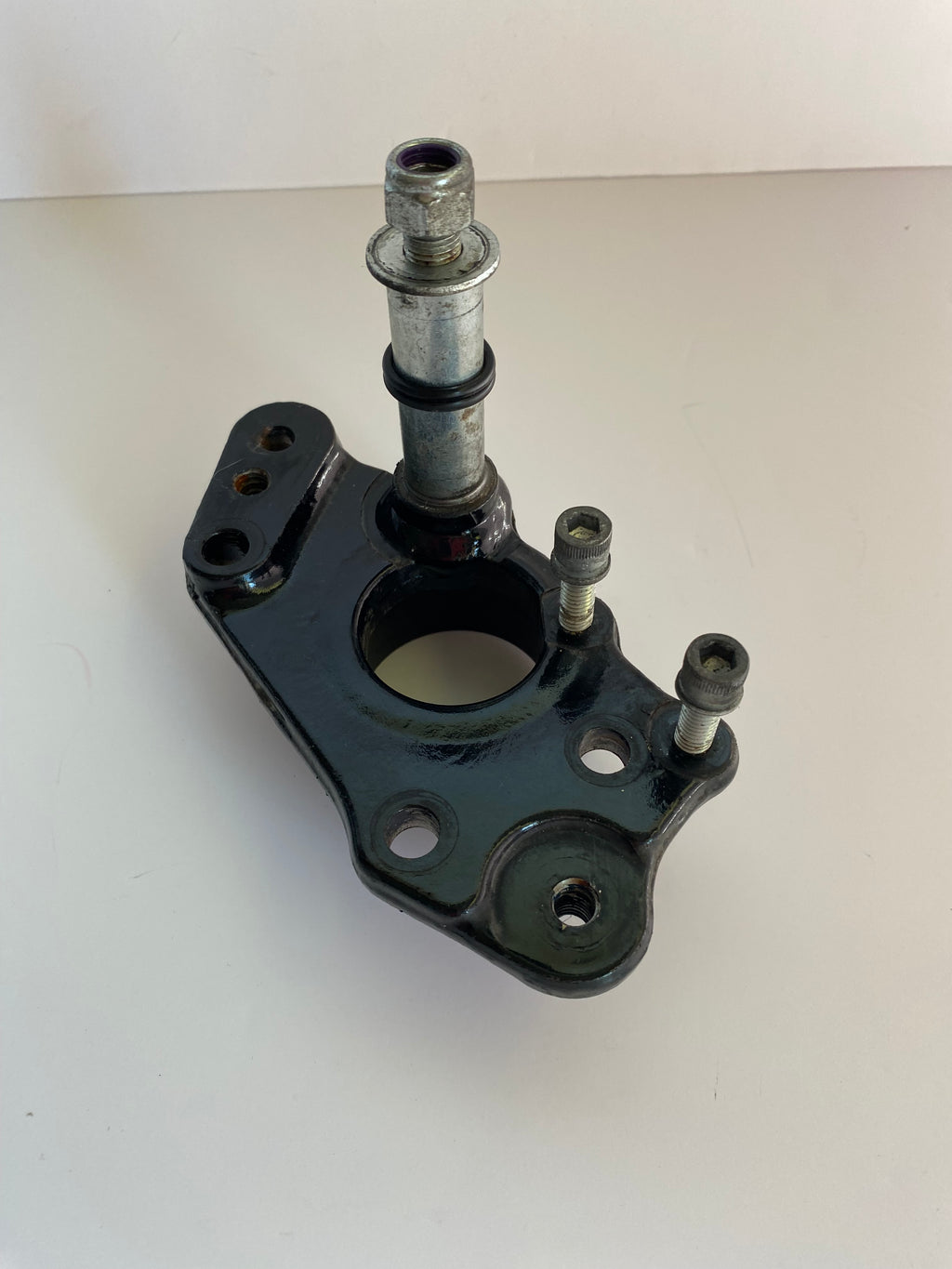 Support moteur avant droit inférieur Touring Harley Davidson 16400042