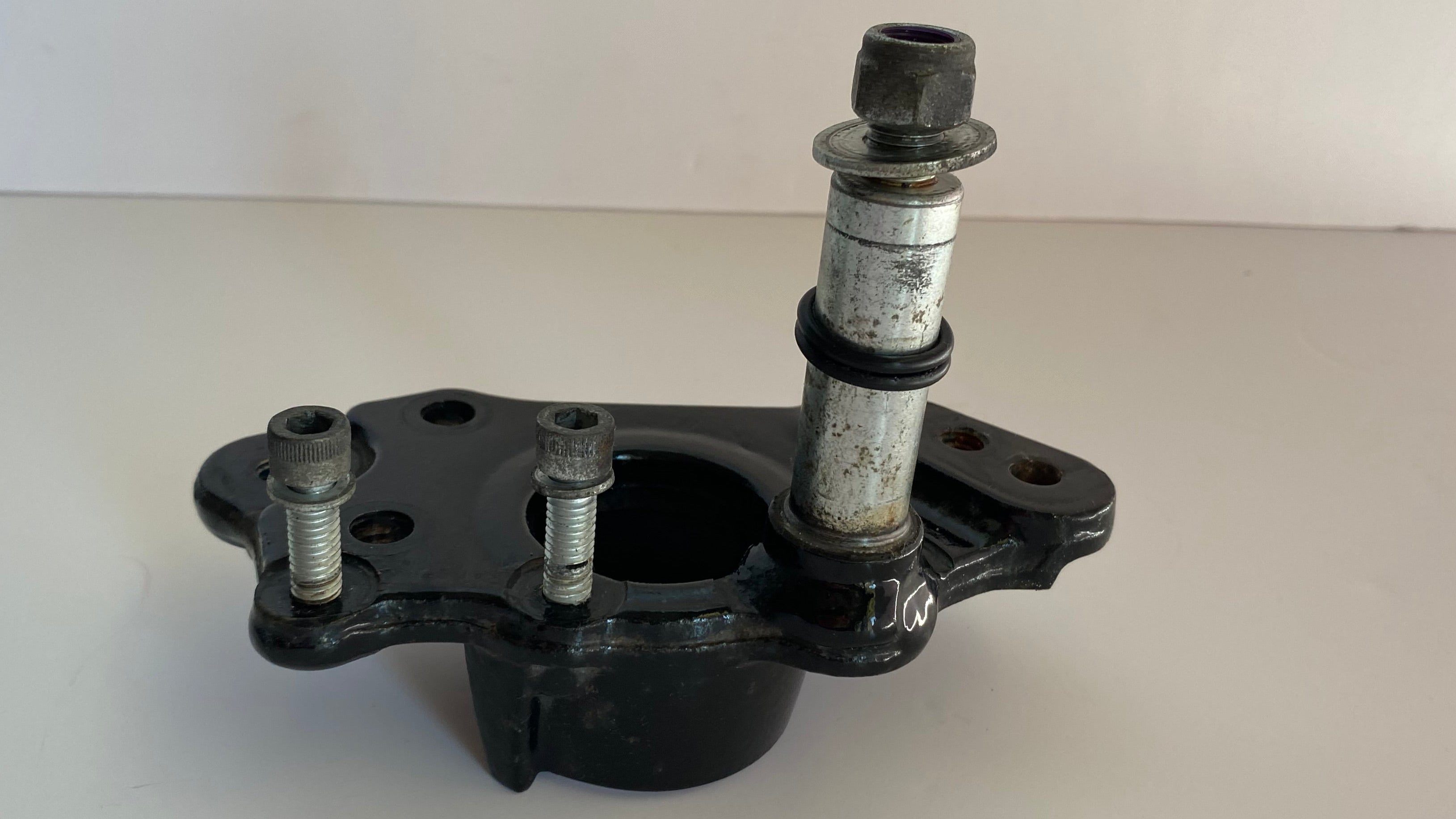 Support moteur avant droit inférieur Touring Harley Davidson 16400042