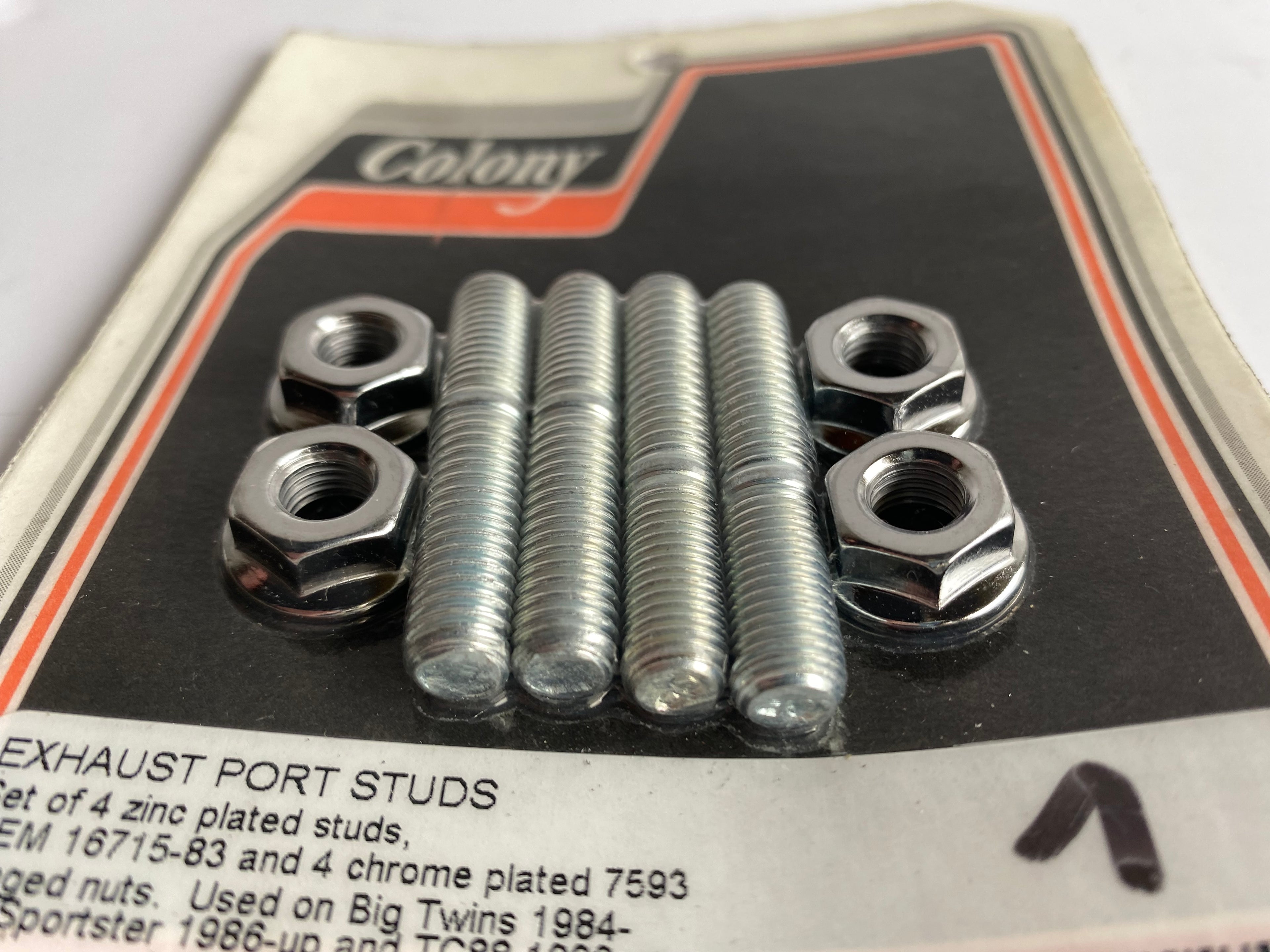 Jeu de 4 goujons et 4 écrous d'échappement Harley Davidson REF OEM 16715-83