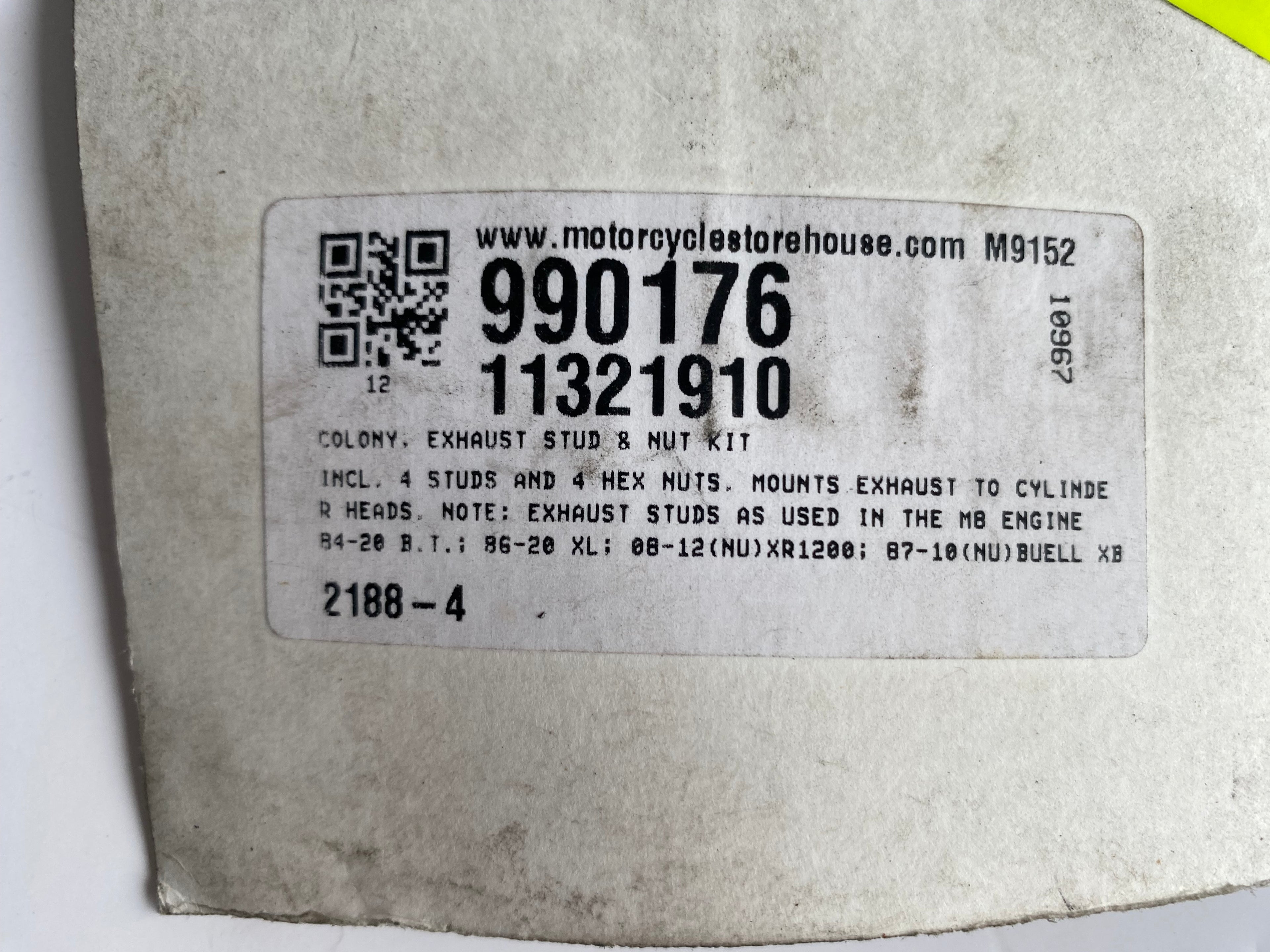 Jeu de 4 goujons et 4 écrous d'échappement Harley Davidson REF OEM 16715-83