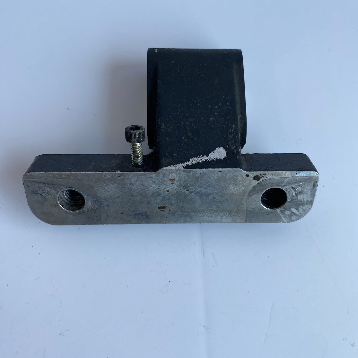 Support moteur inférieur avant Dyna Harley Davidson REF OEM 47226-99A