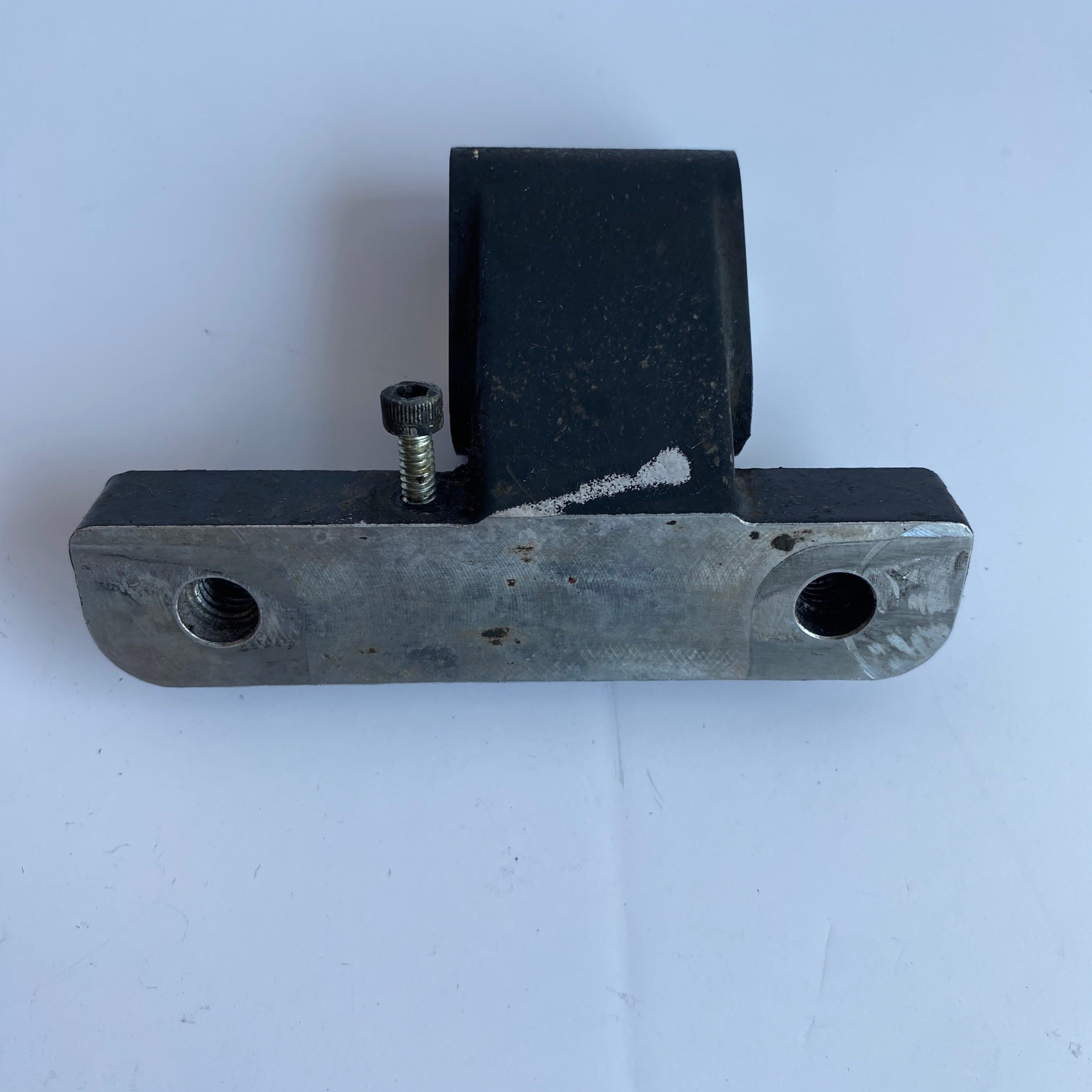 Support moteur inférieur avant Dyna Harley Davidson REF OEM 47226-99A