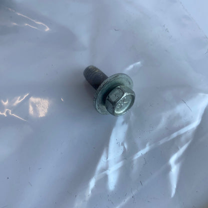 Vis 1/4-28 X 1/4 pare courroie inférieur Harley Davidson REF OEM 3579A