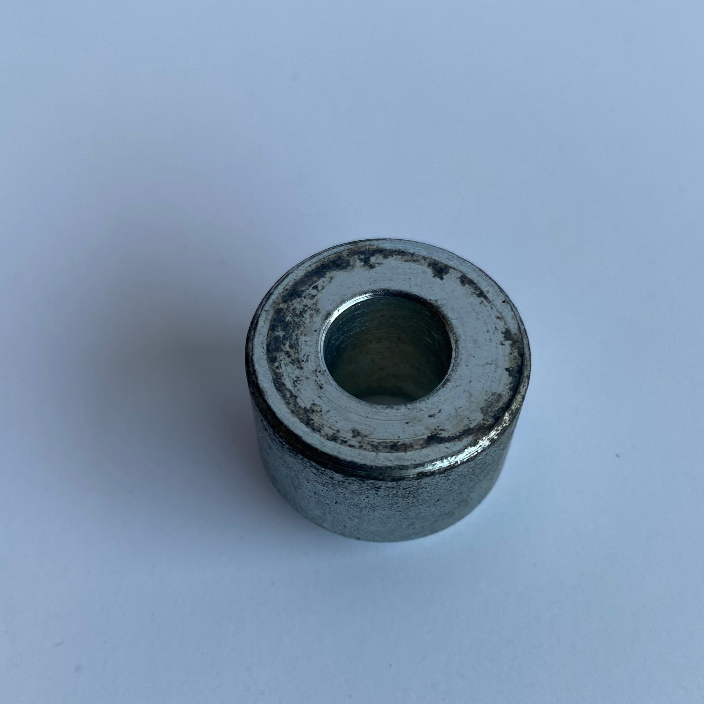 Entretoise de support moteur supérieur Dyna Harley Davidson REF OEM 16241-90