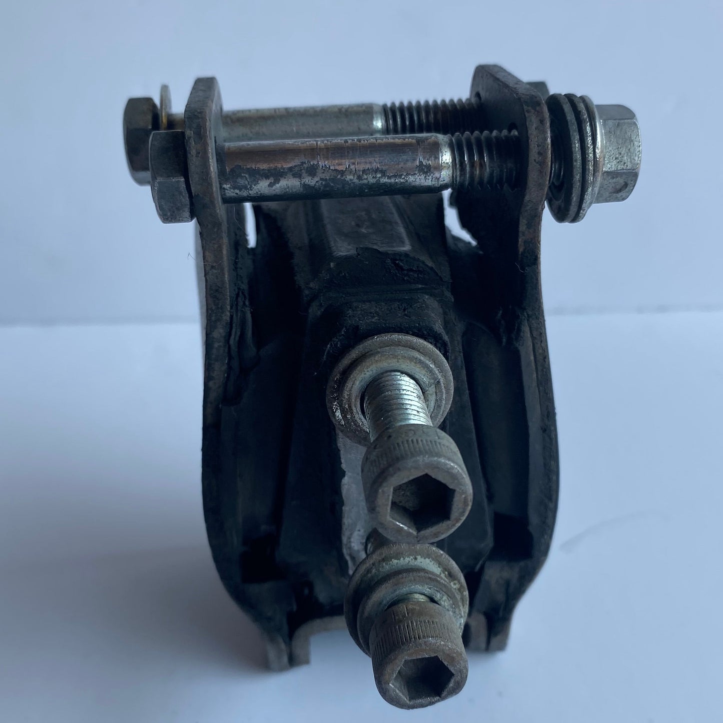 Silent bloc moteur avant Dyna Harley Davidson REF OEM 47583-90B