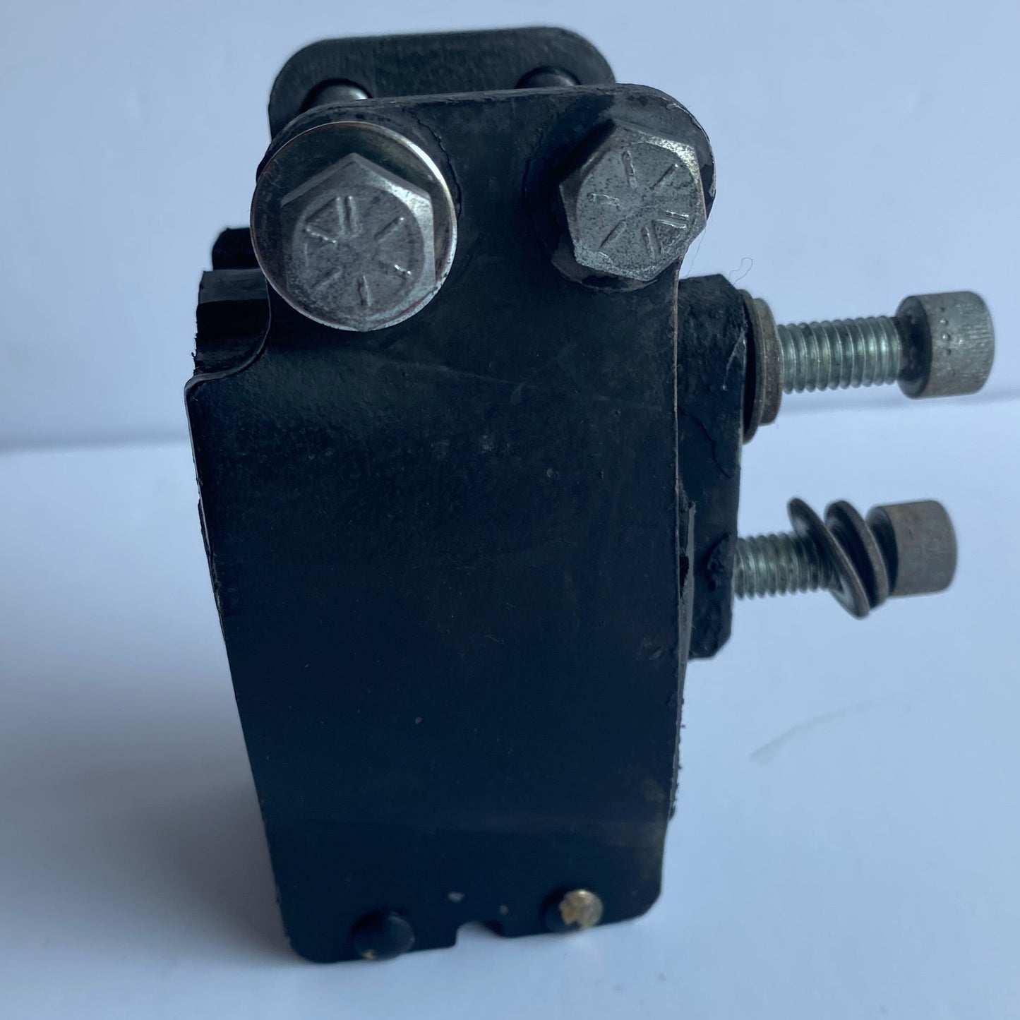 Silent bloc moteur avant Dyna Harley Davidson REF OEM 47583-90B