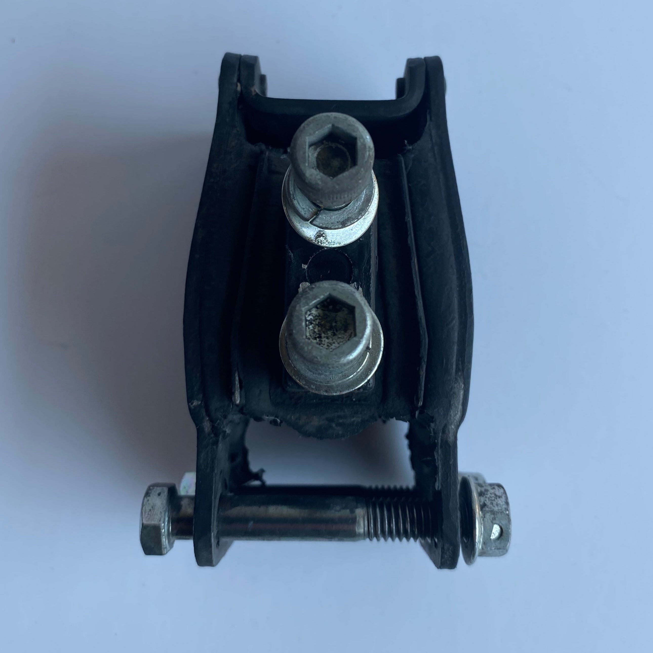 Silent bloc moteur arrière Dyna Harley Davidson REF OEM 47564-99