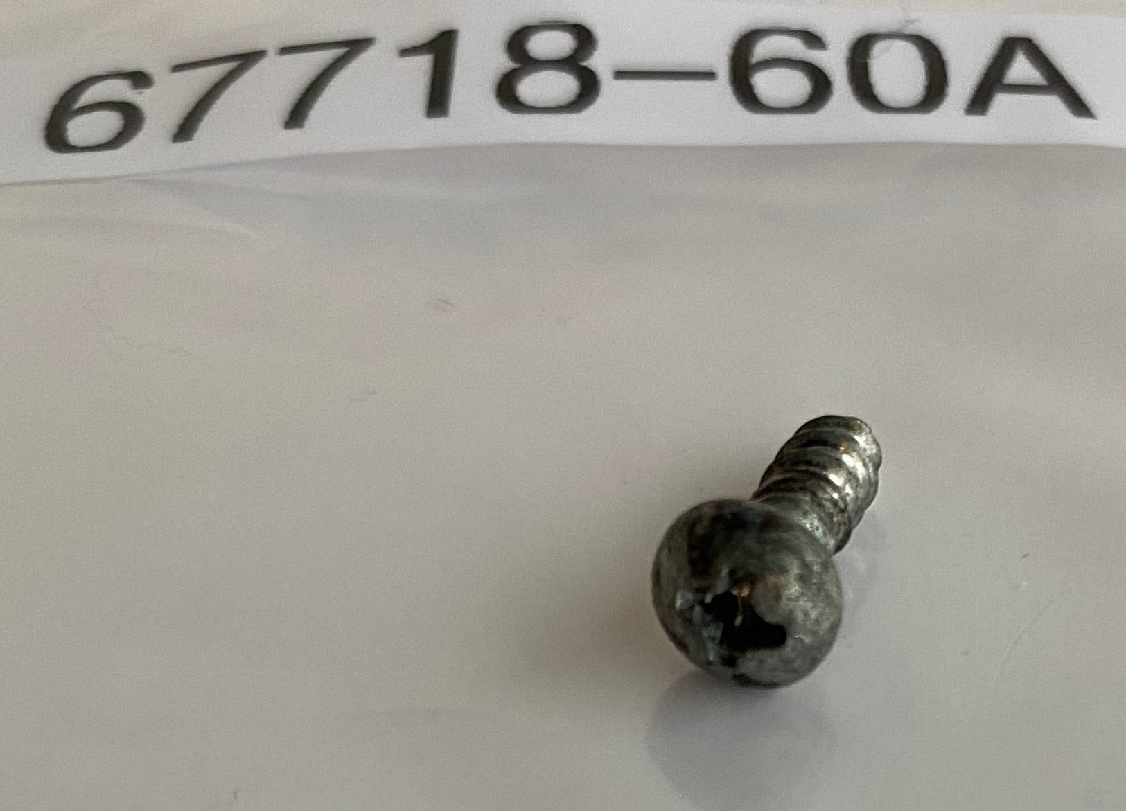 Vis de cerclage de phare Harley Davidson REF OEM 67718-60A
