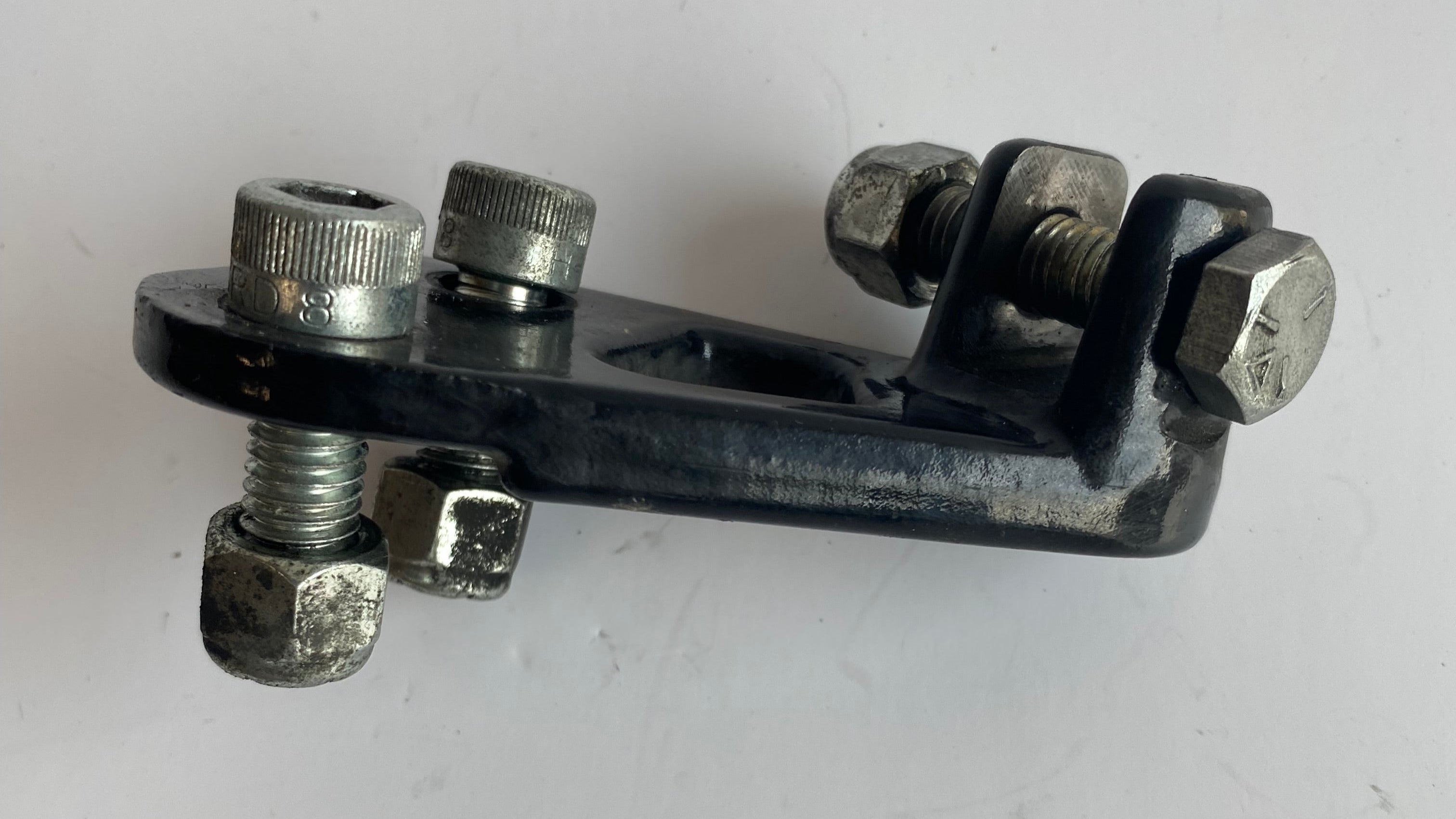 Support cale pied gauche passager Dyna Harley Davidson REF OEM 52142-94