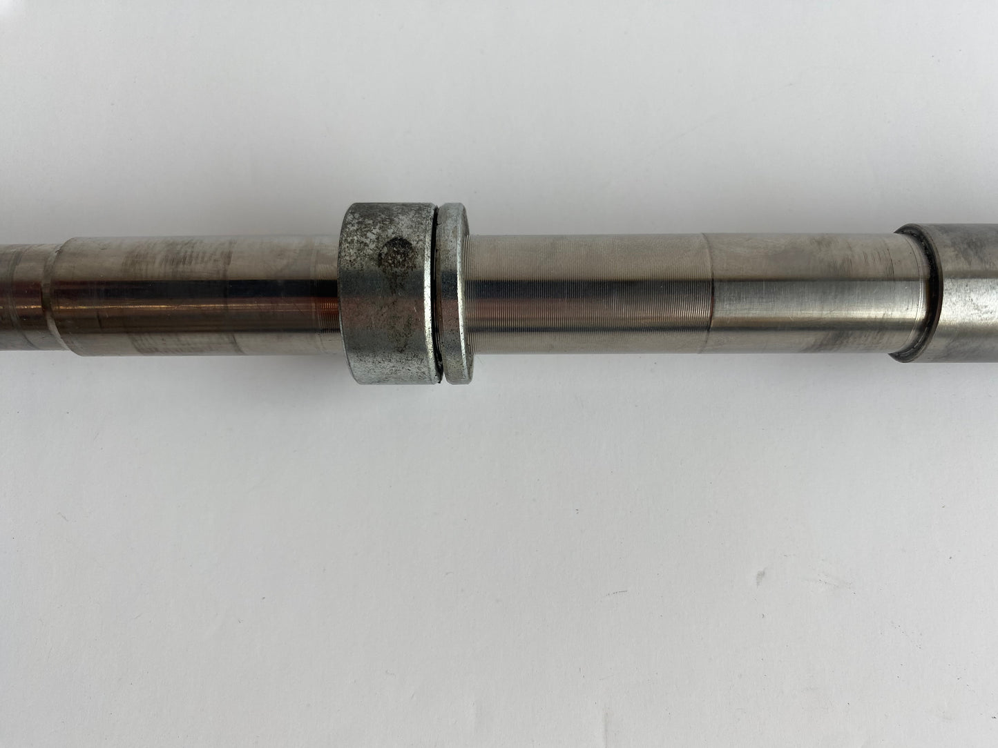 Axe de roue avant Dyna et Sportster Harley Davidson REF OEM 43895-00