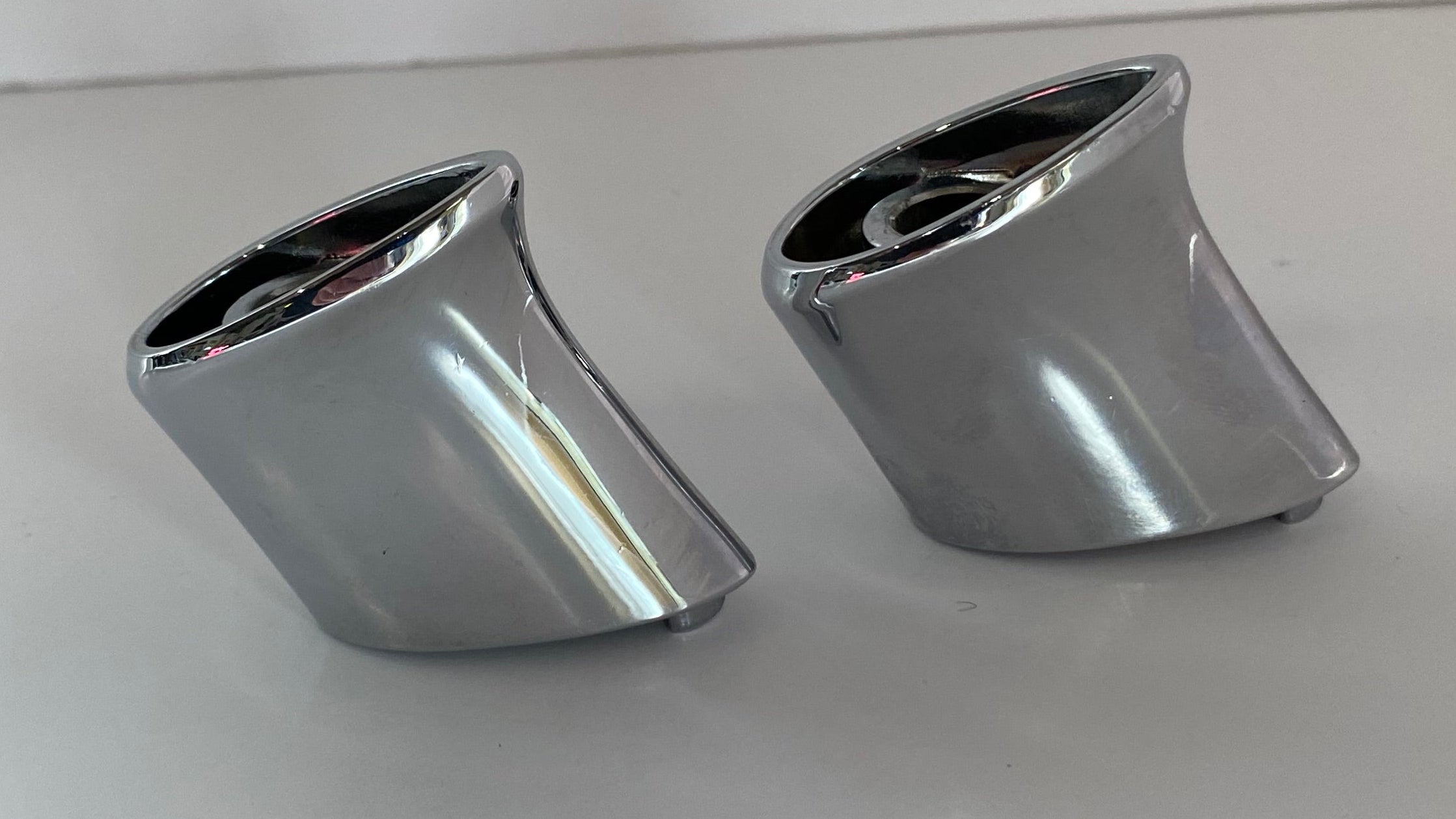 Jeu de 2 supports de clignotants arrière chromés Harley Davidson OEM : 69438-06