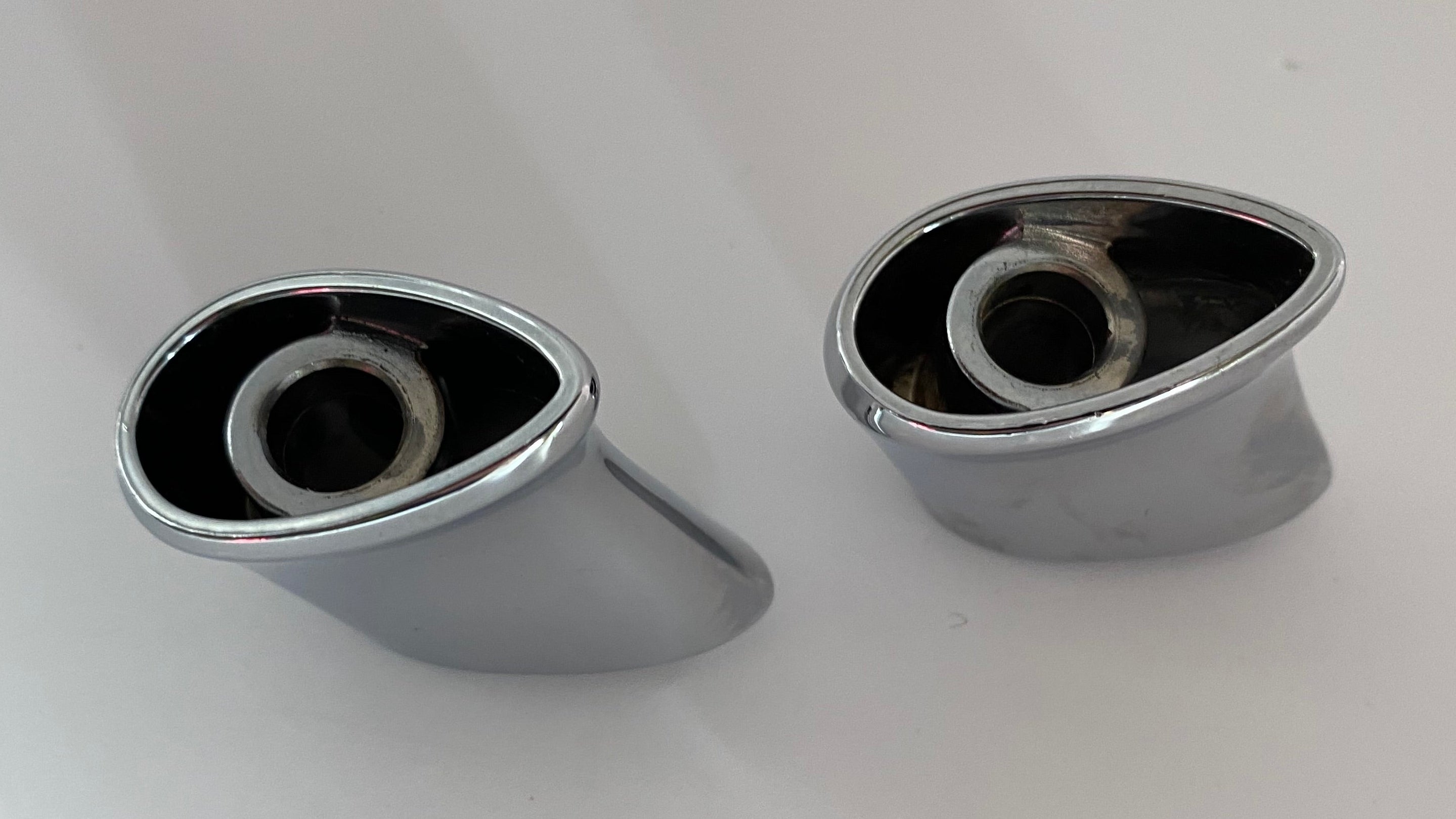 Jeu de 2 supports de clignotants arrière chromés Harley Davidson OEM : 69438-06