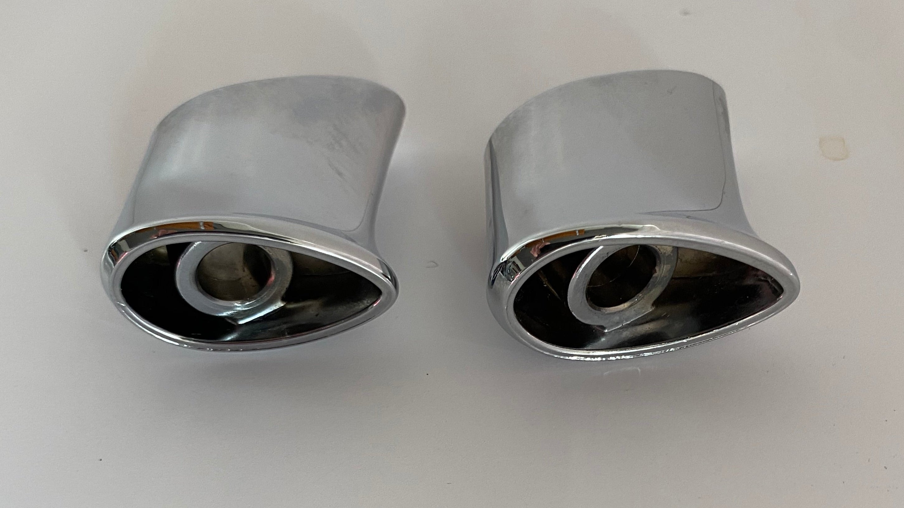 Jeu de 2 supports de clignotants arrière chromés Harley Davidson OEM : 69438-06