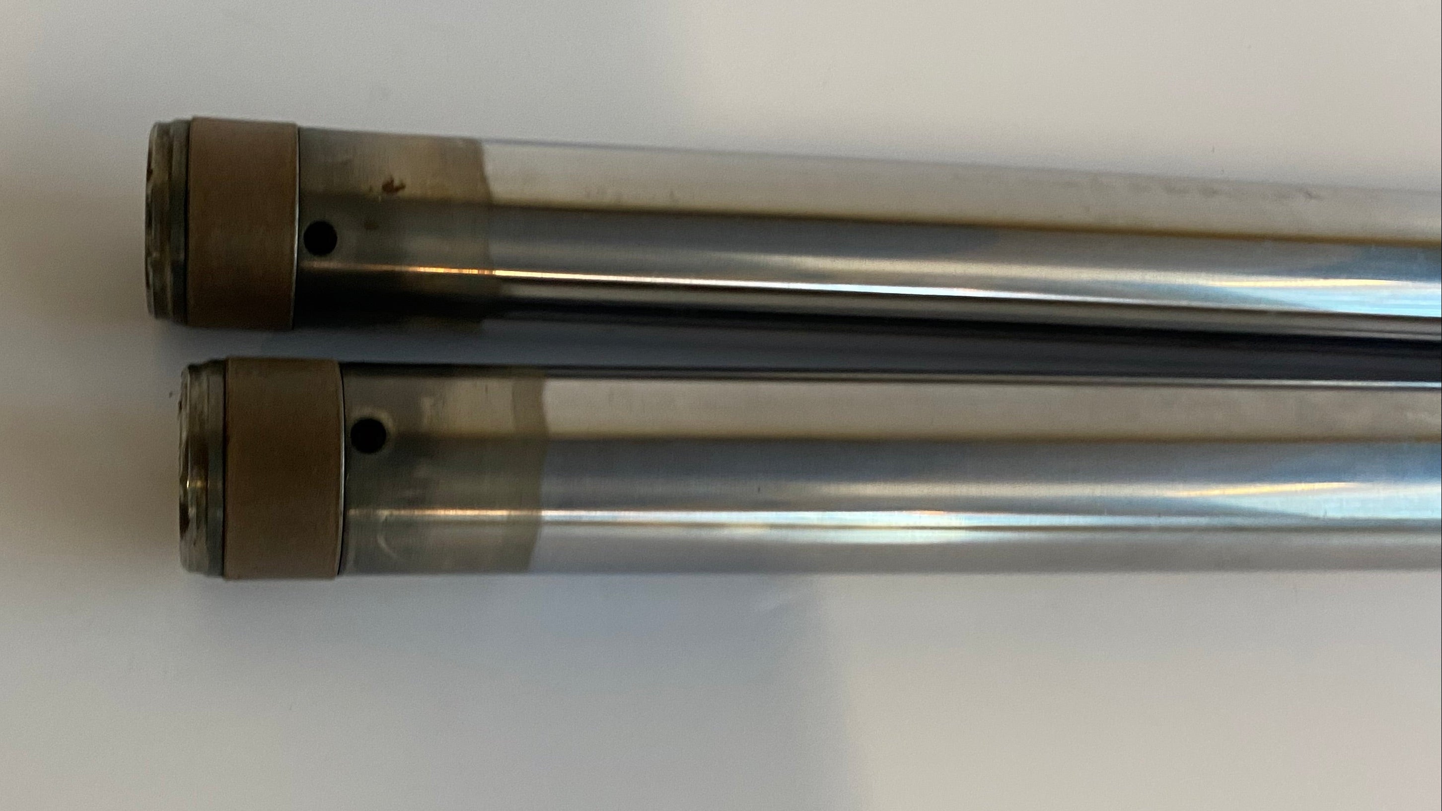 Jeu de 2 tubes de fourche 41mm x 24-1/4 pouces Harley Davidson REF OEM 45417-84