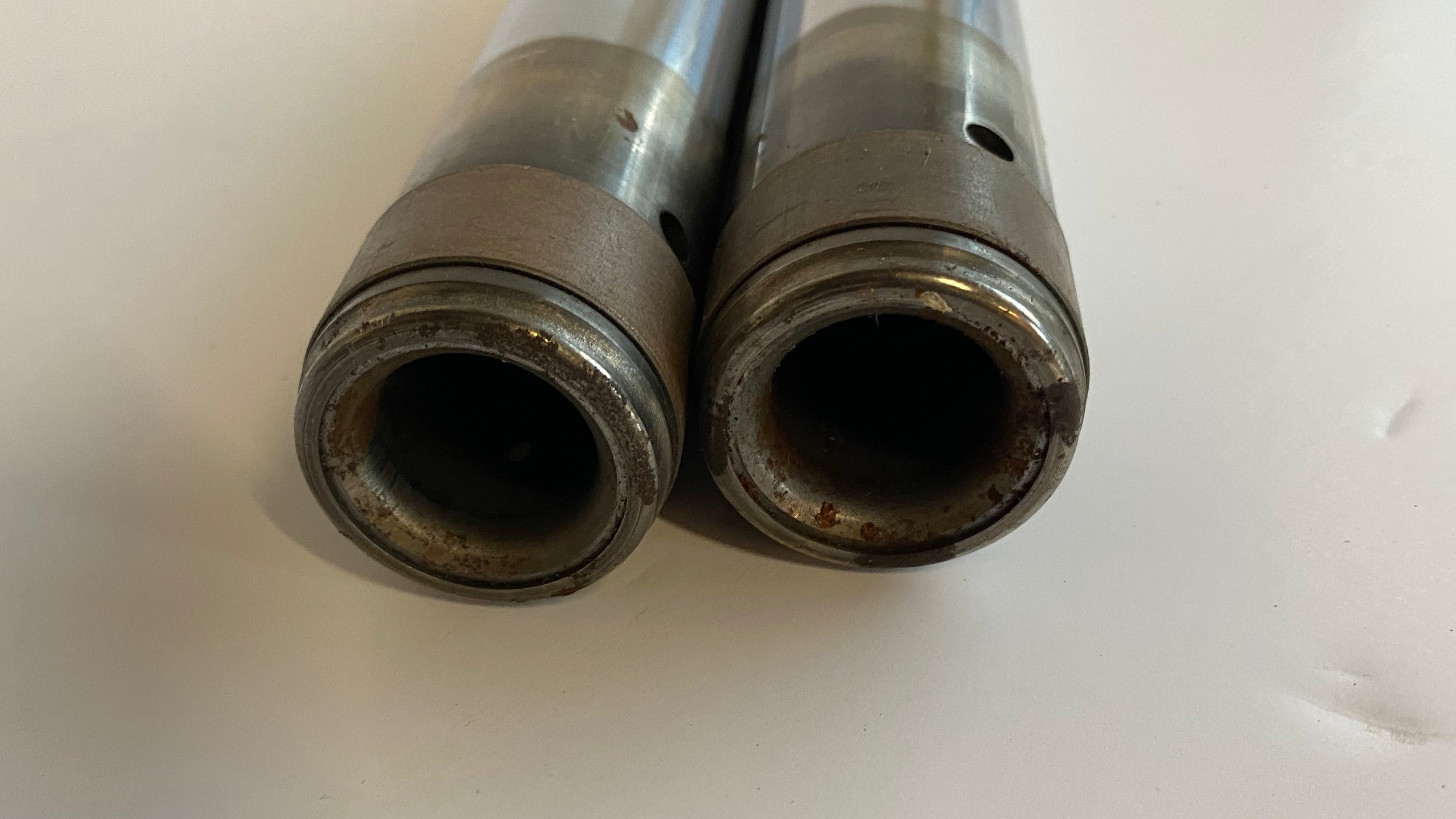 Jeu de 2 tubes de fourche 41mm x 24-1/4 pouces Harley Davidson REF OEM 45417-84