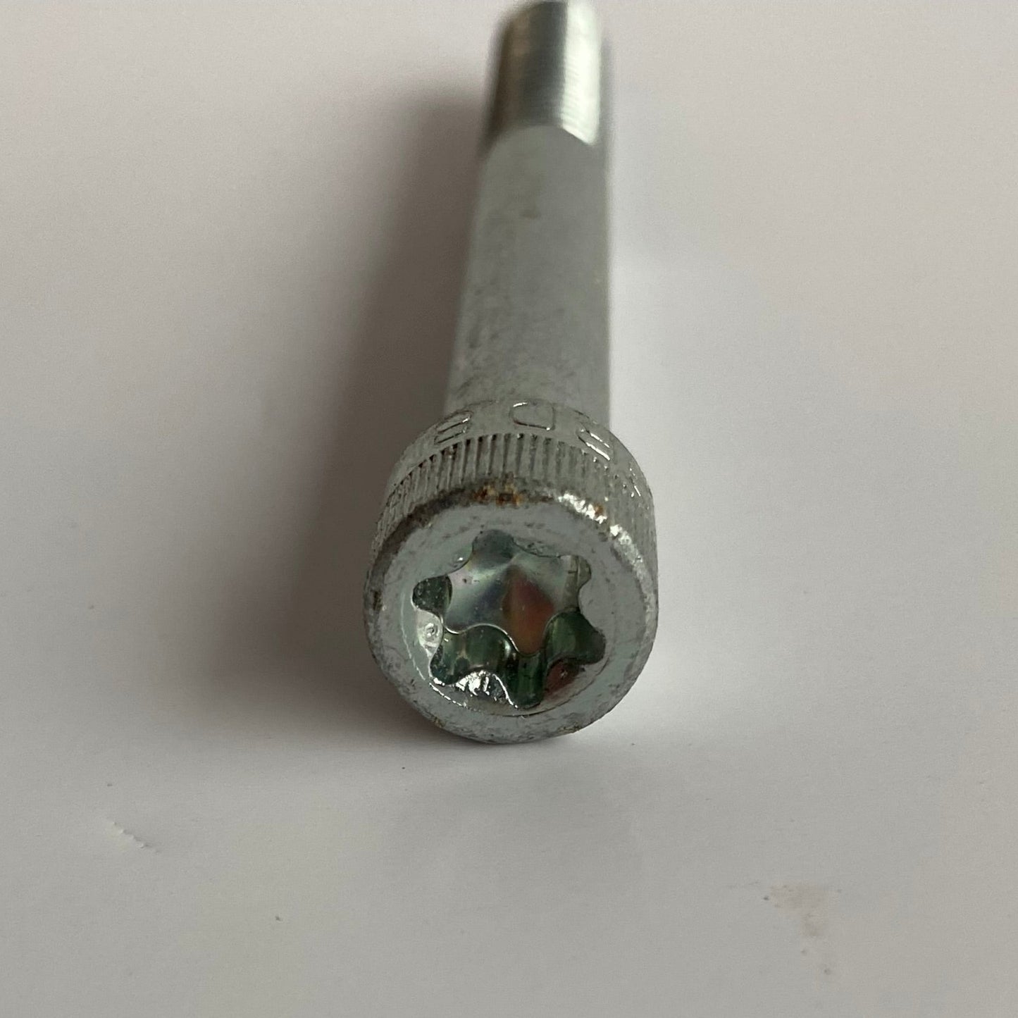 Vis 3/8-16 X 3-1/2 TORX cale pied arrière droit Softail Harley Davidson REF OEM 4315