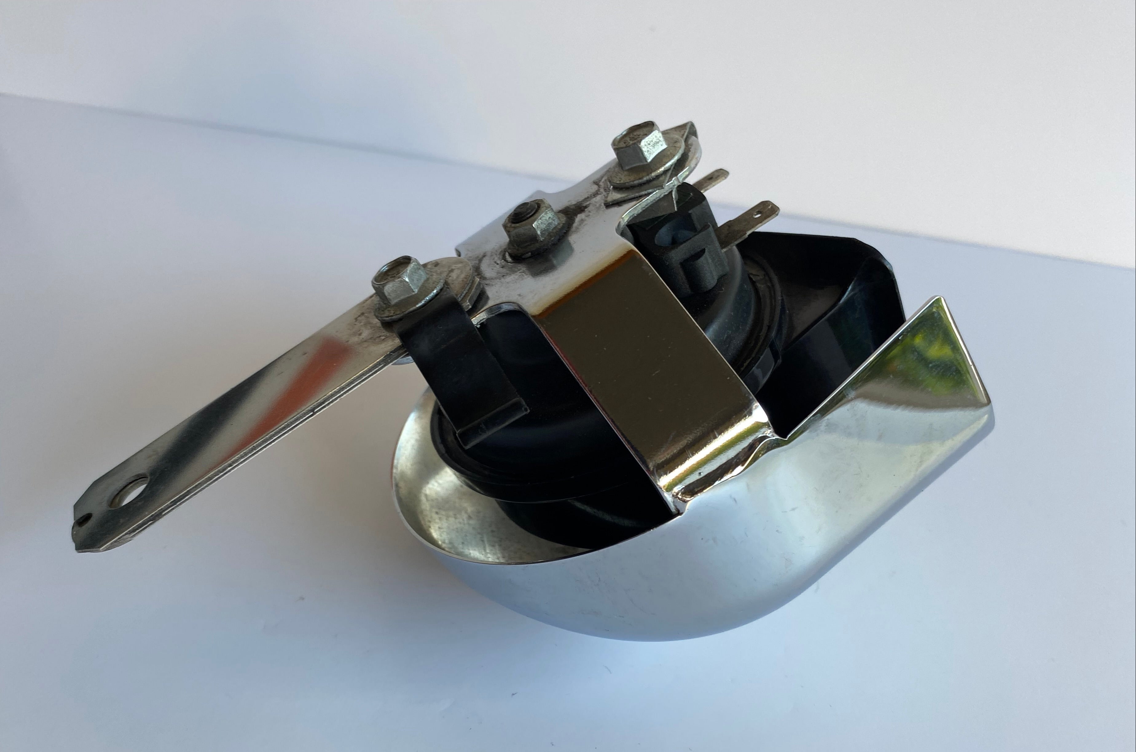 Klaxon et cache chromé Harley Davidson REF OEM :  61300478A / 69060-90H