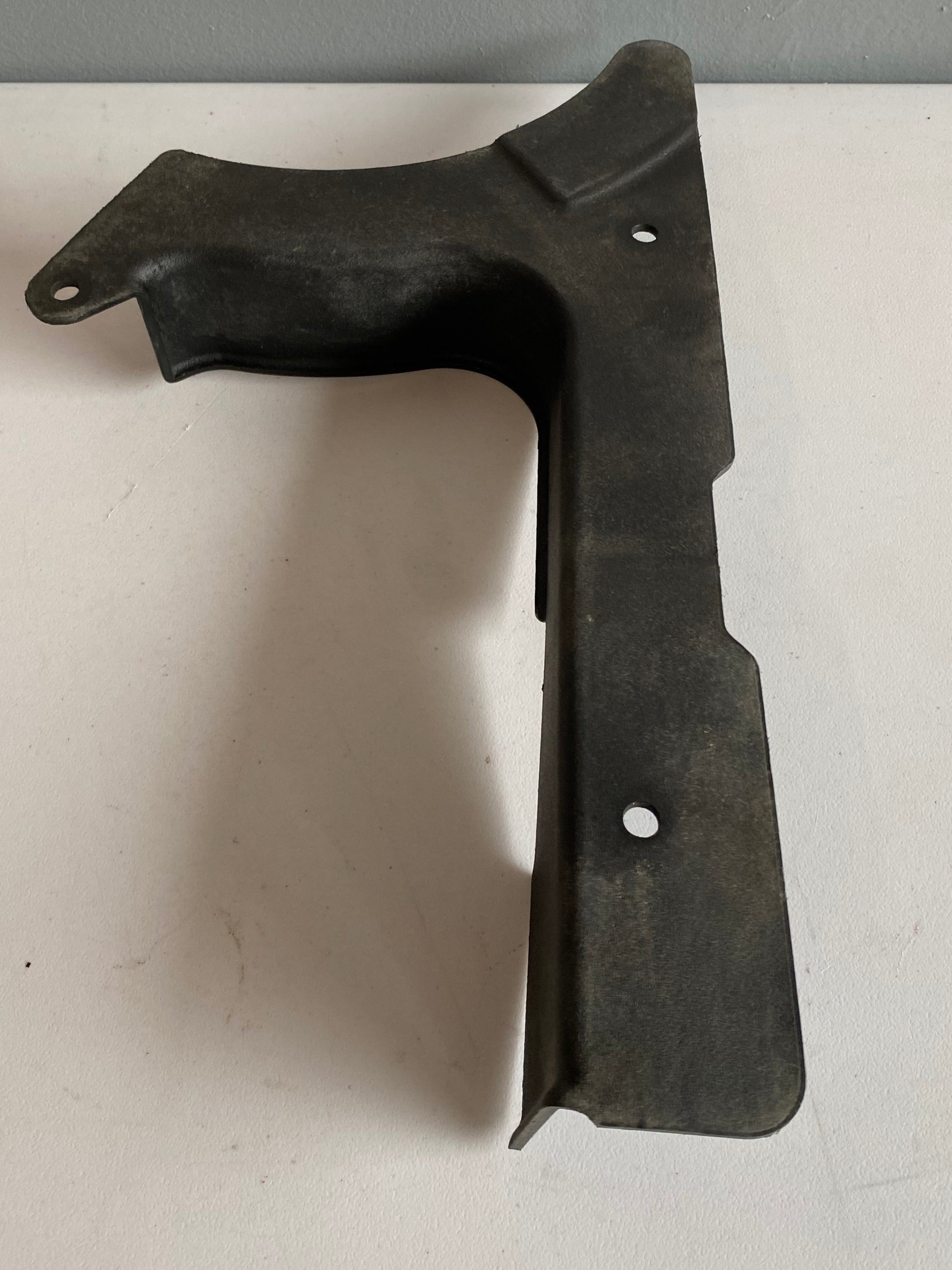 Pare courroie inférieur Harley Davidson Softail REF OEM : 60415-89C