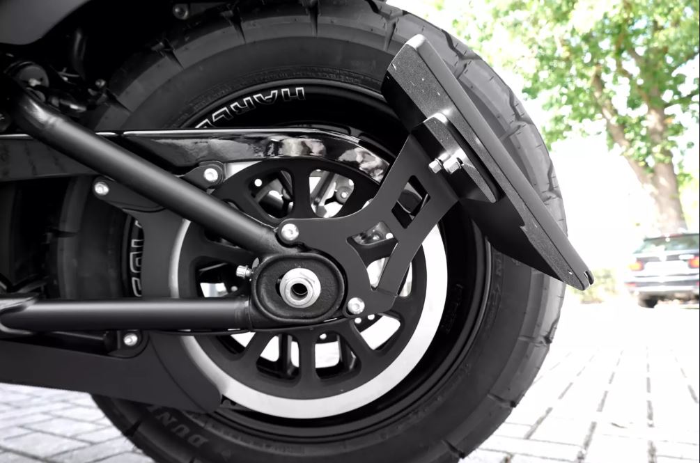 Support de plaque d'immatriculation latéral Softail Fat Bob Harley Davidson REF 28-74-122