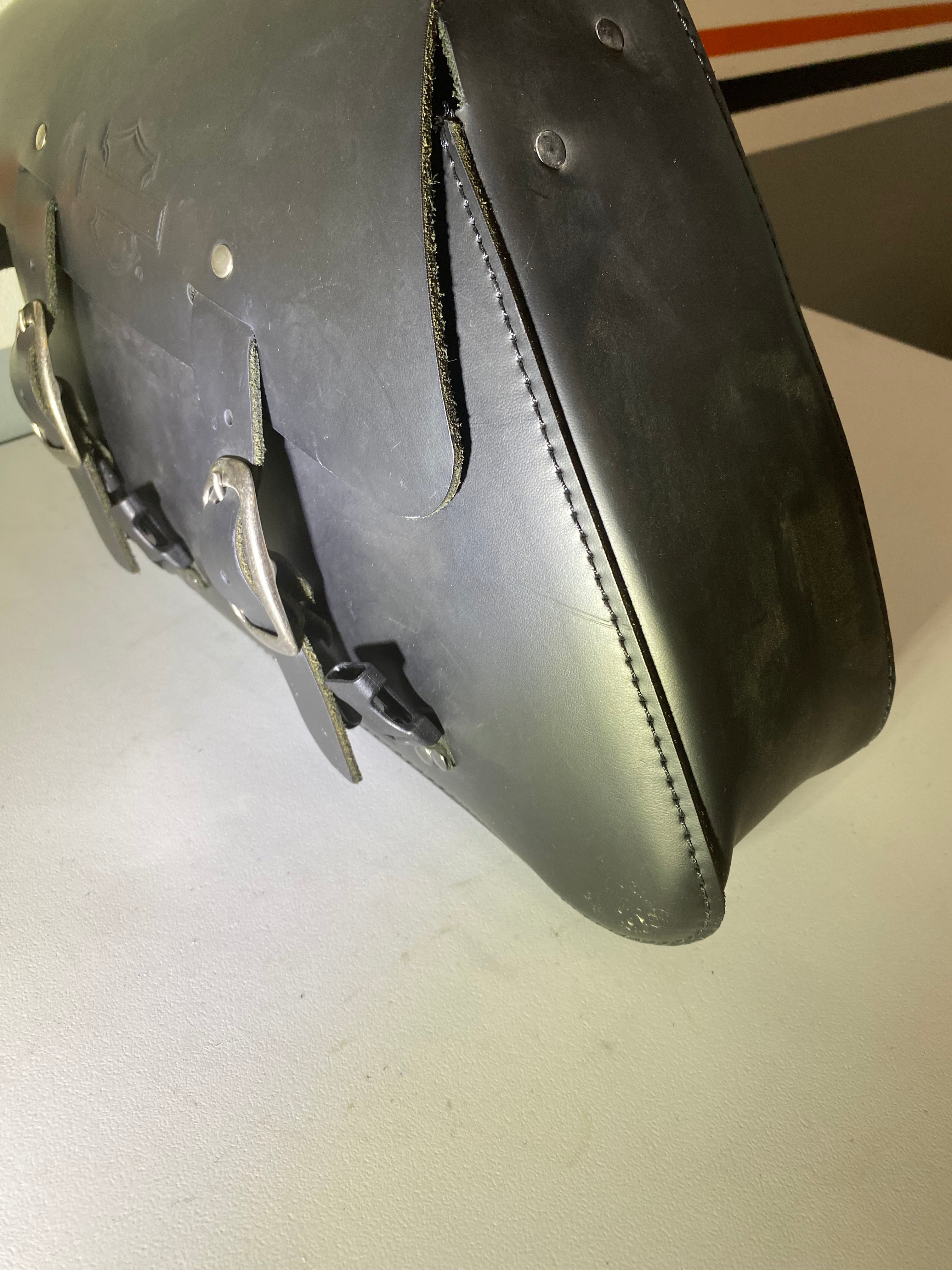 Sacoche latérale Sportster Harley Davidson REF OEM : 90201326A
